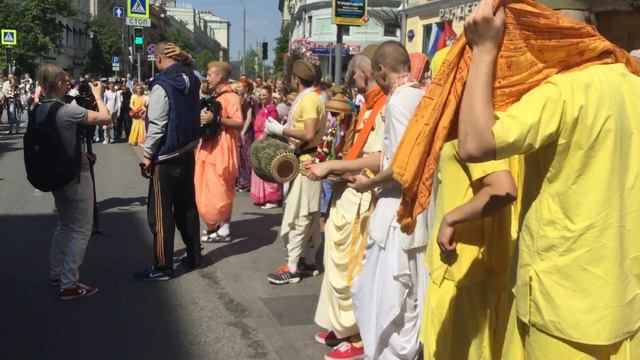 Krishna In Moscow Харе Кришна. Кришнаиты в Москве ЦУМ. Речь на День Победы 9 мая 2016
