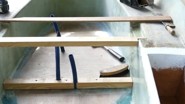 Делаем из старой лодки крутую рыбацкую лодку смотреть онлайн