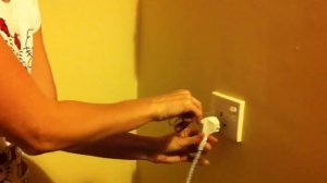 Как воткнуть вилку в розетку с защитой (способ 1)