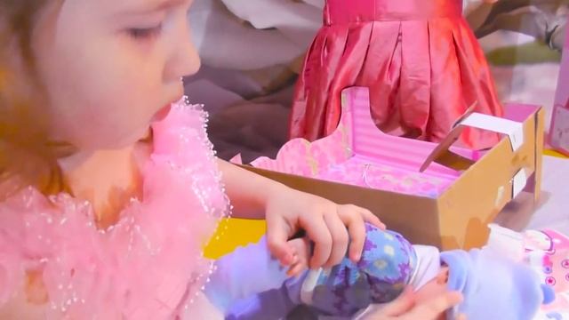 ?День рождение Емили подарки BABY BORN 4 года Princess Emily. UNBOXING ПОДАРКИ смотреть онлайн