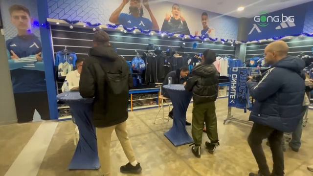 Христо Йовов и Даниел Боримиров раздаваха автографи на "Коледа в синьо" смотреть онлайн