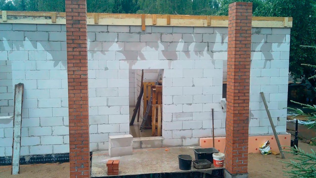ВОЗВЕДЕНИЕ ВЫСОКИХ КИРПИЧНЫХ СТОЛБОВ ДЛЯ ВХОДНОЙ ГРУППЫ смотреть онлайн