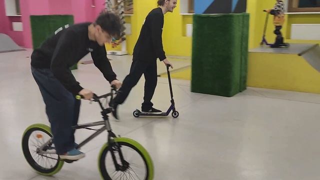 Роман Оганесян? Инструктор семейного скейт-парка Bunny Hop ЦДМ м Лубянка