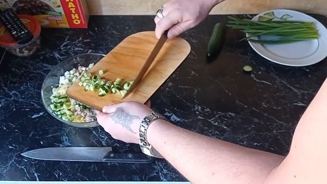 Салат из скумбрии и зелени. смотреть онлайн