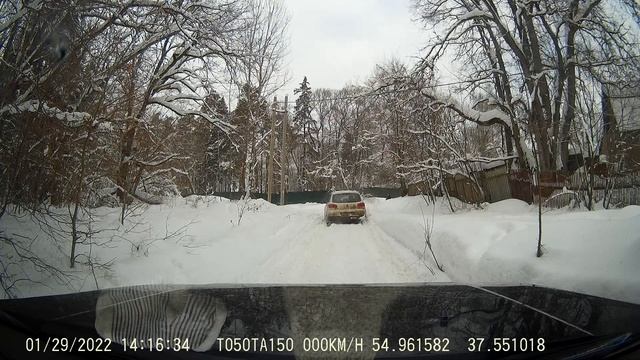 VW Tiguan 4x4 по снегу и Jeep Liberty позади смотреть онлайн