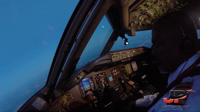 Boeing 777-300ER Pushback, Taxi, Takeoff at Amsterdam Schiphol смотреть онлайн