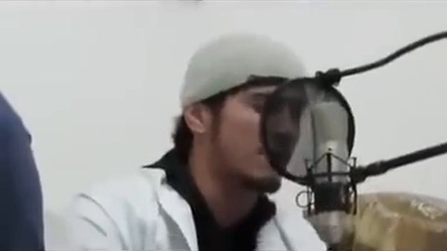 Брат читает Коран очень красиво смотреть онлайн