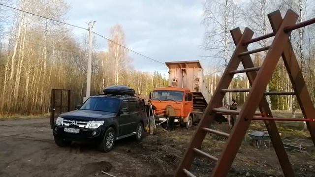 Привезли навоз на дачу. Засадили КАМАЗ. смотреть онлайн