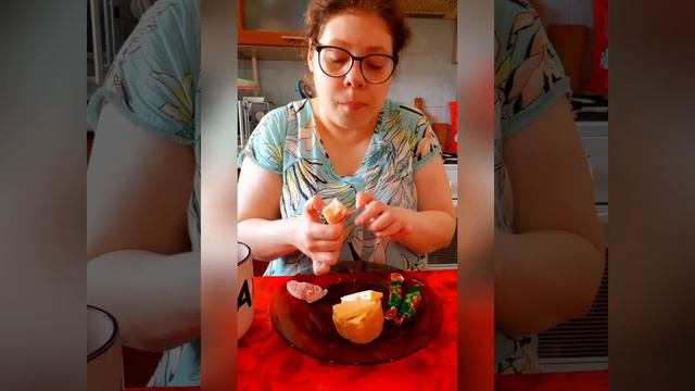 Мукбанг ХОТ-ДОГ, БУТЕРЫ 🧈🧀/Нина унизила Вовчика из-за царапины на авто Пиратская жизнь Нина и Вовчи смотреть онлайн