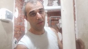 Штукатурка стен за трубами. По растворным маякам.
