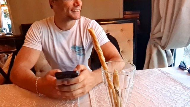 Видеоблогер как всегда! Куда не пойдешь везде тебя снимают ! Эх эти папарацци! 😂😂 смотреть онлайн