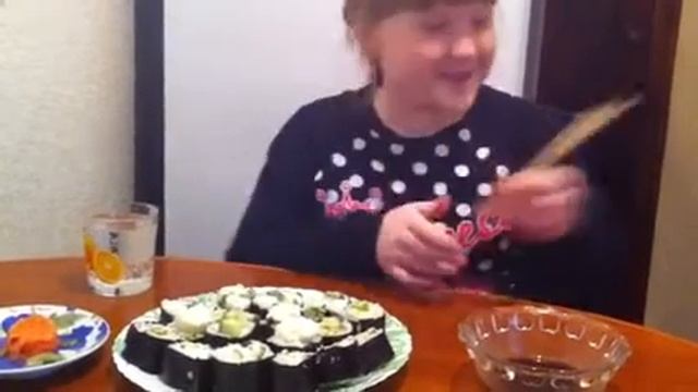Едим изготовленные роллы и суши. смотреть онлайн