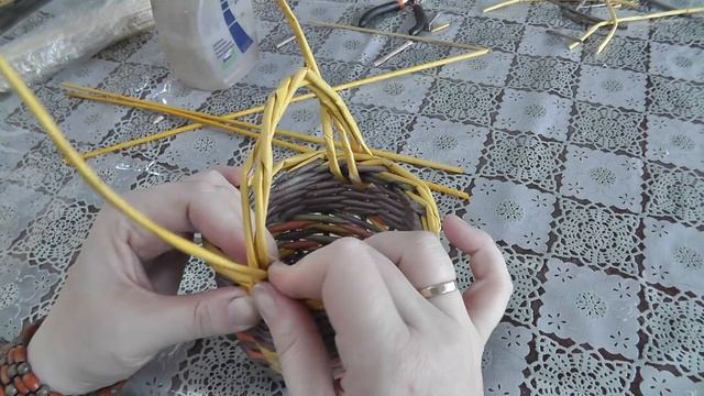 Декоративная ручка-закрутка для корзины. Плетение из газет смотреть онлайн