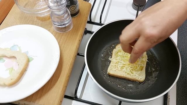 Быстрый завтрак жареный хлеб с яйцом смотреть онлайн