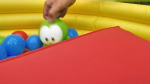 Игры Ам Няма - Ам Ням в бассейне с шариками.