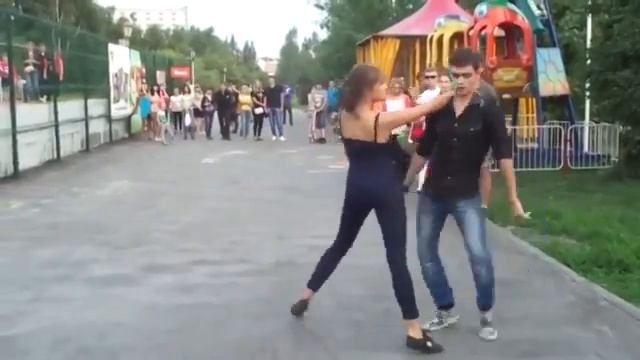 Когда эти двое начали двигаться, посреди парка у всех зрителей пропал дар речи! смотреть онлайн