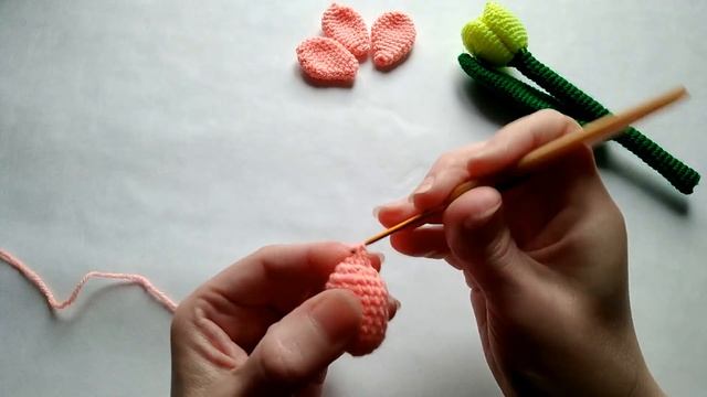 Вяжем тюльпаны крючком. МК. How To Crochet Tulips with Leaves смотреть онлайн