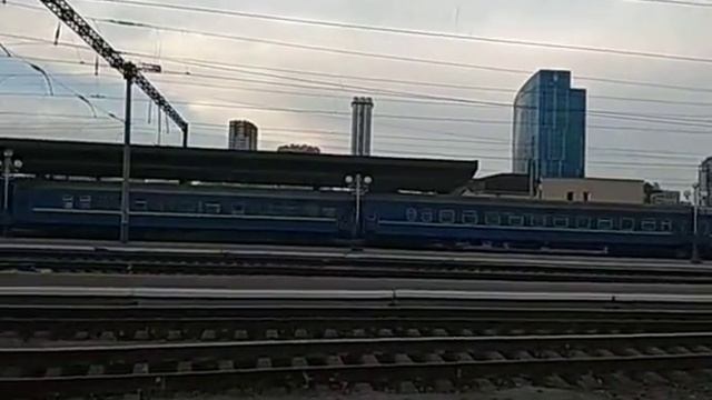 Электровоз ЧС4-188 с пассажирским поездом прибывает на станцию Киев-Пассажирский смотреть онлайн