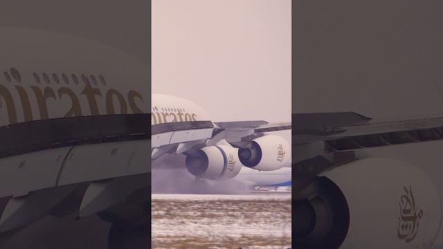 Airbus A380 из горячего Дубая в русскую зиму - бух! Очень крупным планом. #shorts Декабрь, 2022 смотреть онлайн