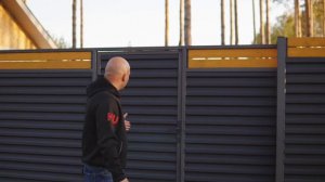 Необычный забор из профнастила Заповедник