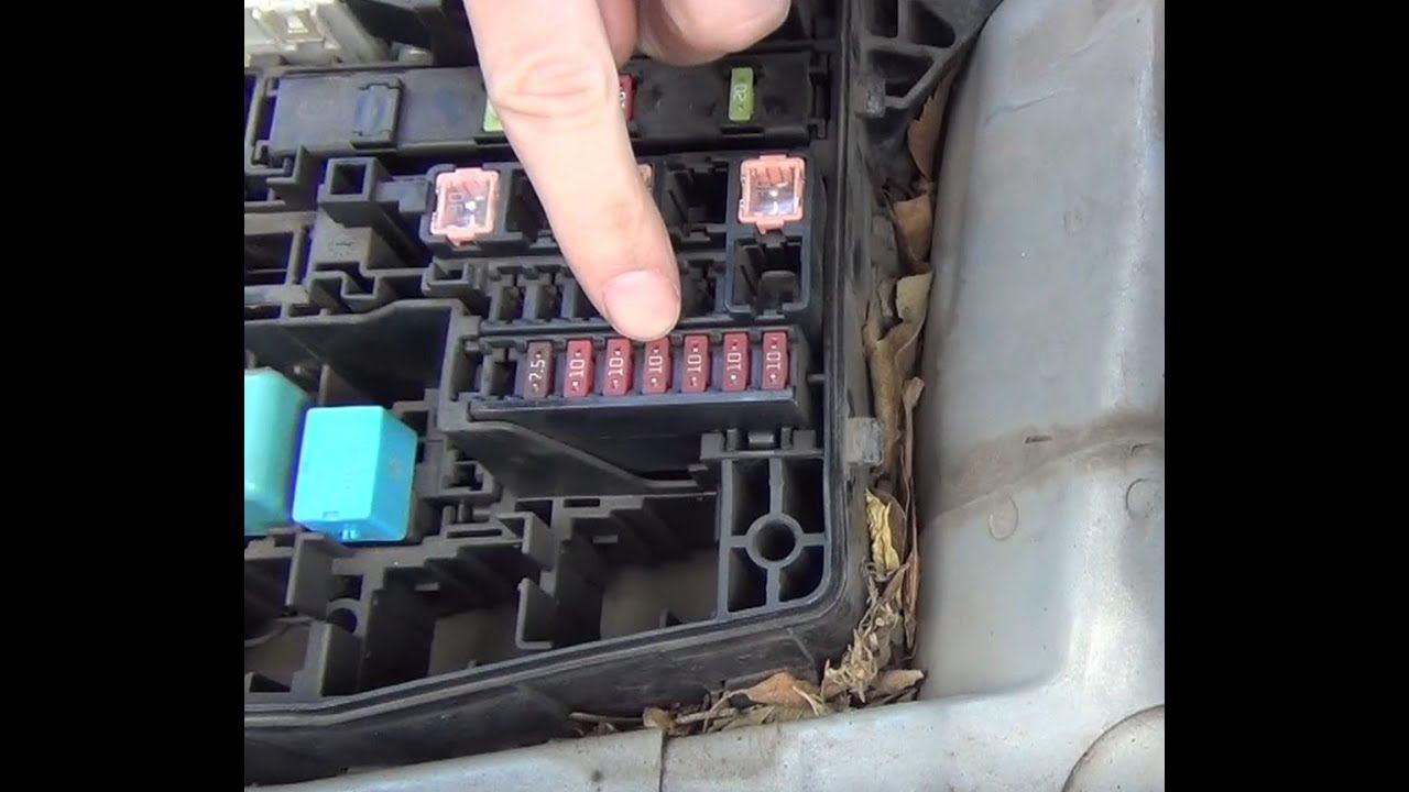 Замена предохранителя дальнего света правой фары №41 в Тойоте Королла Е150 смотреть онлайн