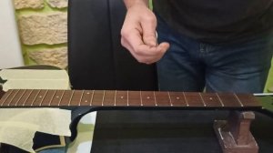 Уроки по ремонту гитар - царапаются торцы ладов!