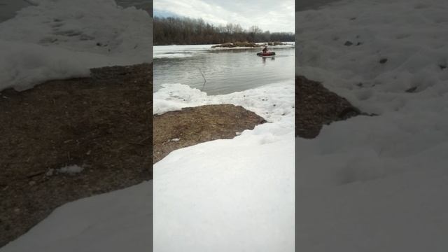 Спасение собаки с льдины на р. Белая в Стерлитамаке на Лодочной станции. смотреть онлайн