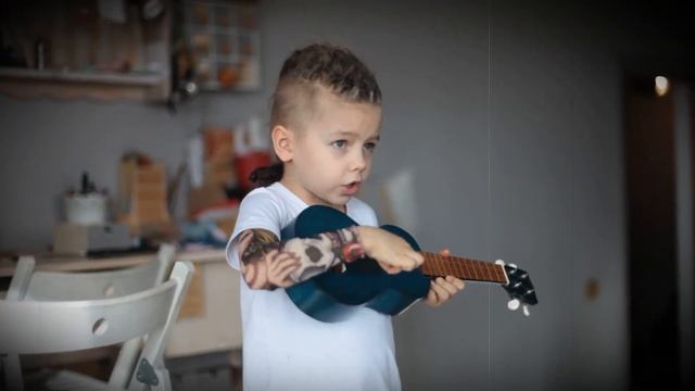 Как научить ребёнка играть на укулеле? Дать ребёнку укулеле. смотреть онлайн