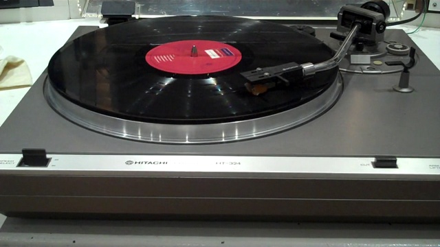 Hitachi HT-324 Manual Stereo Turntable Video Demonstration 