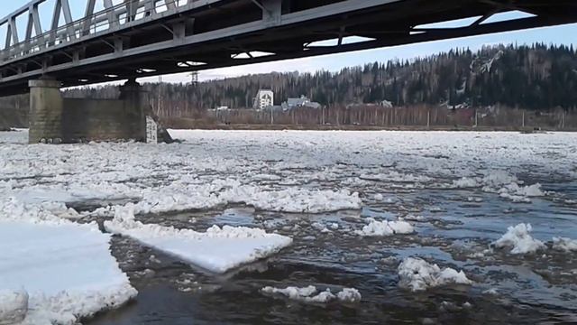 Вторая волна ледохода на реке Мрас-Су в городе Мыски смотреть онлайн