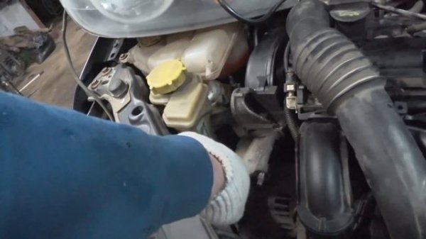 Простая замена ремня генератора Форд Фокус 1.6 ;1.4