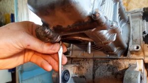 Выкручивание обломанной шпитьки выхлопной трубы 4т скутера спомощью отвертки!