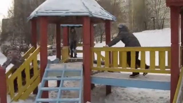 Зимние забавы! Гуляем и катаемся на горках со снегокатом! смотреть онлайн
