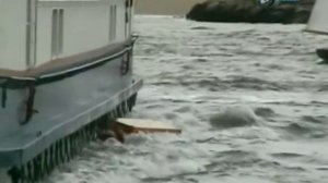 Людей затянуло под корабль