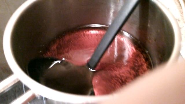 Дочка кашеварит. Суп из кока колы.