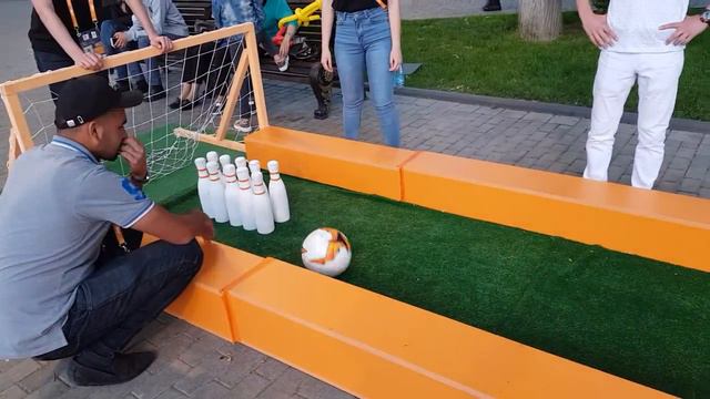 Боулинг ногой! смотреть онлайн