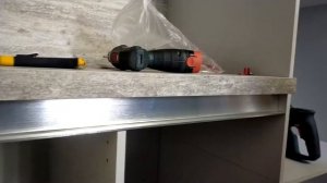 ПРАКТИЧНЫЙ КУХОННЫЙ ГАРНИТУР БЕЗ РУЧЕК/угловая кухня с GOLA профилем и обеденным столом.