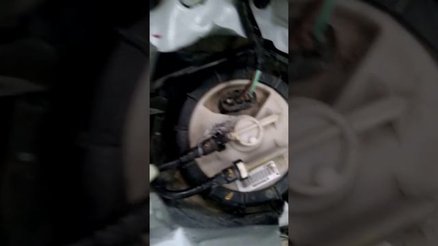 Fuel pump remove MAZDA 3 model 2006 смотреть онлайн