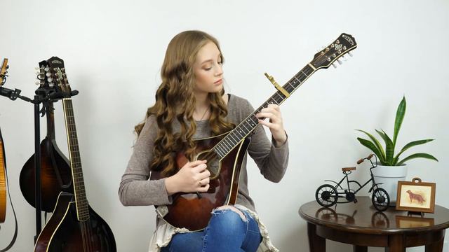 Emma Borders - Bach Giga in D Minor - Octave Mandolin смотреть онлайн