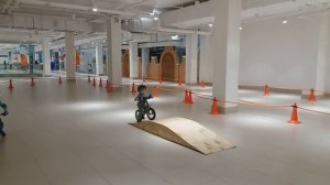 Трюк на беговеле Первые успехи Тренировка на зимней площадке