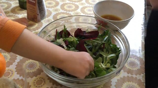 Приготовление салата из зелени с цитрусами смотреть онлайн