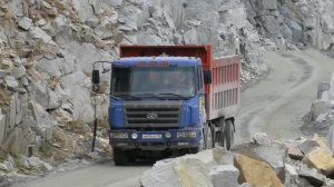 Самосвал CAMC 8х4 груженый подъем из карьера