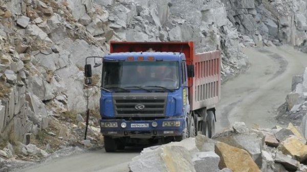 Самосвал CAMC 8х4 груженый подъем из карьера