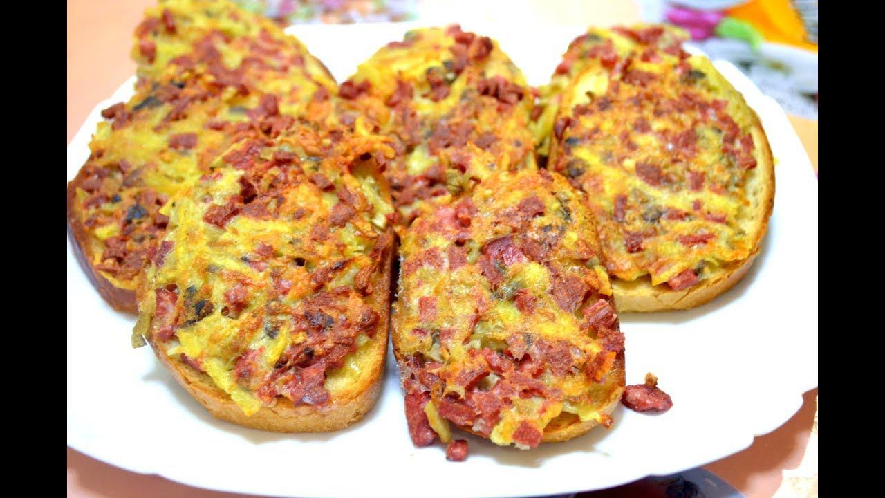 Быстрые горячие бутерброды на завтрак с колбасой и грибами./Hot sandwiches смотреть онлайн