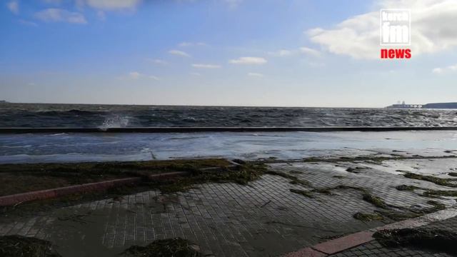 В Керчи набережная наполовину ушла в море смотреть онлайн