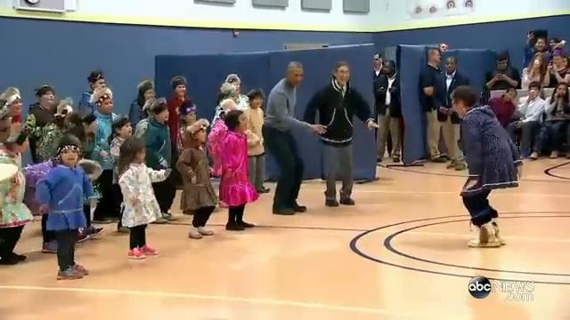 Барак Обама исполнил народный танец | Barack Obama dances смотреть онлайн
