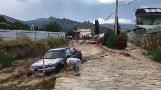 Последствия ливня. Это село Весёлое рядом с Судаком. 11 августа 2022 смотреть онлайн