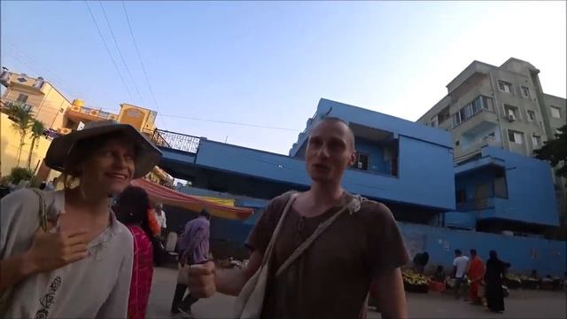 308. Субботний рынок в Путтапарти. Обзор цен. Встреча с русской парой. Индия 2022. смотреть онлайн