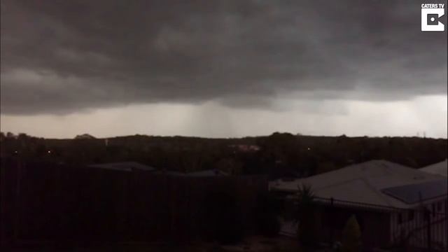 Lightning Storm In Australia Sets Tree On Fire смотреть онлайн