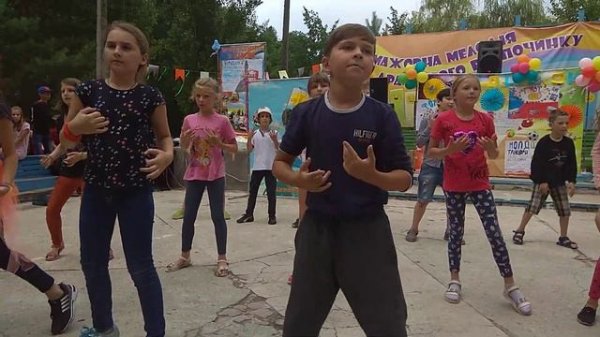 Зацепила (Артур Пирожков). Дети танцуют. Концерт в детском лагере "Карамель"